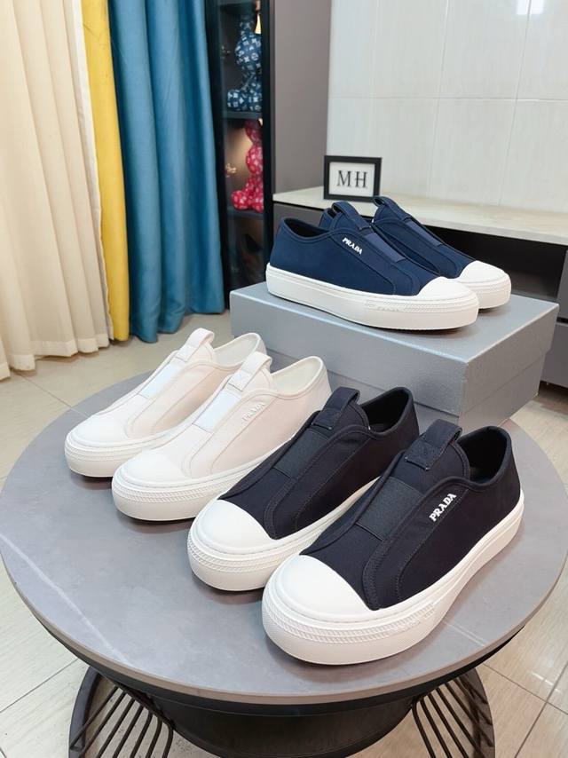 出厂价P 普拉达 Prada 奢华时尚的高端产品完美的楦型加上顶级的手工制作，使得本款鞋子立马形成了一股浓郁的贵族气息。进口头层牛皮搭配布洛克雕花工艺真皮内里法