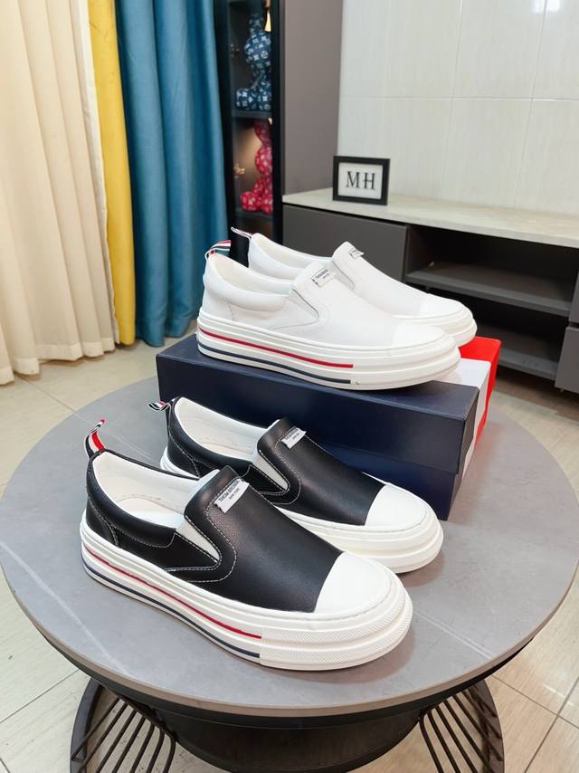 出厂价P Thom Browne 汤姆 布朗 男款白色休闲 这个邪魅酷感的新锐品牌 Lb让我们在这个夏天有了放松 时髦 个性的新选择 Tb白鞋风暴 鞋面采用原版