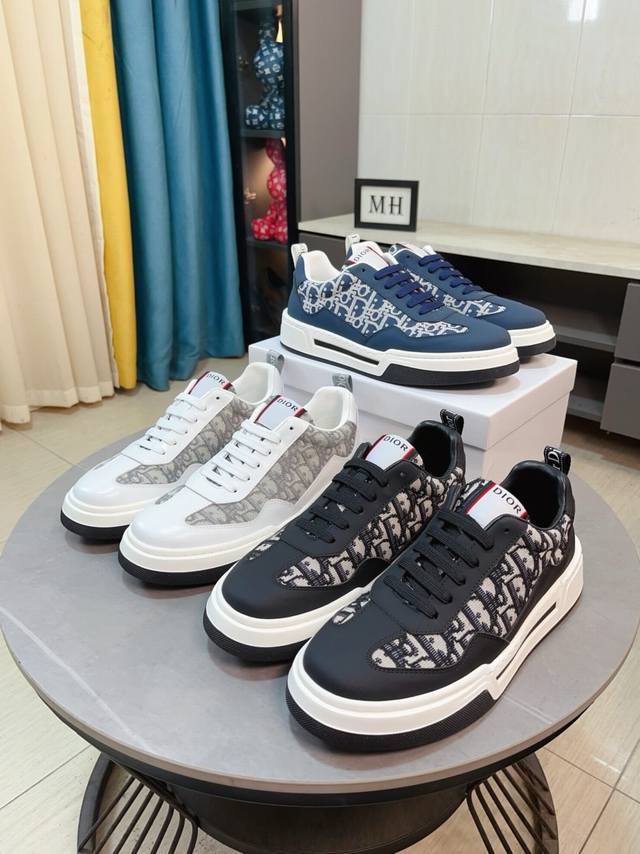 出厂价P 迪奥 Dior 25Ss新品 B01德训鞋 情侣款鞋头维度设计宽了点 上脚舒适度完美在线 线头优美 适配裤型完美百搭 饰以各种经典细节 是日常造型的理