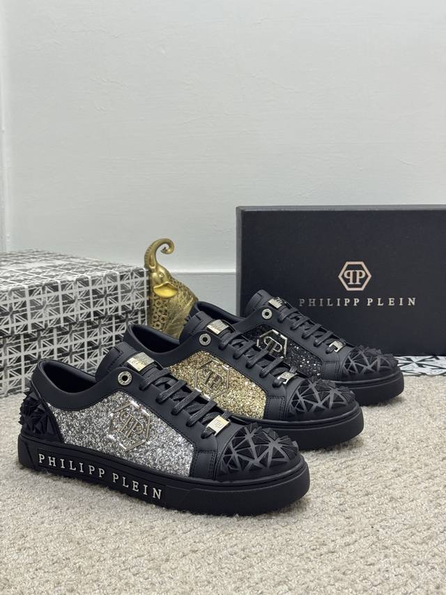Philipp Plein 菲利普普来因 高帮男鞋高端品牌 官网1:1。鞋面采用特色格力特材质羊皮内里，原版五金配件，鞋头和后跟搭配软胶，独家新款，惊世之作，与