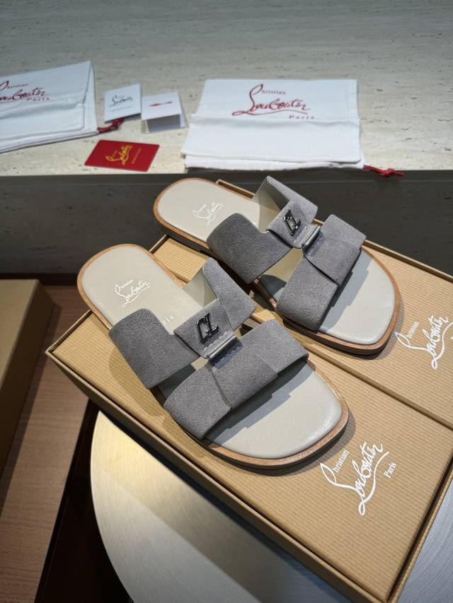 Cl路铂廷男士夏日真皮拖鞋凉鞋 自由随意的设计，酷炫非凡。细节精致，上脚超舒适。 进口牛皮+牛皮内里+原厂红色真皮大底 Size：39-44 38.45定做