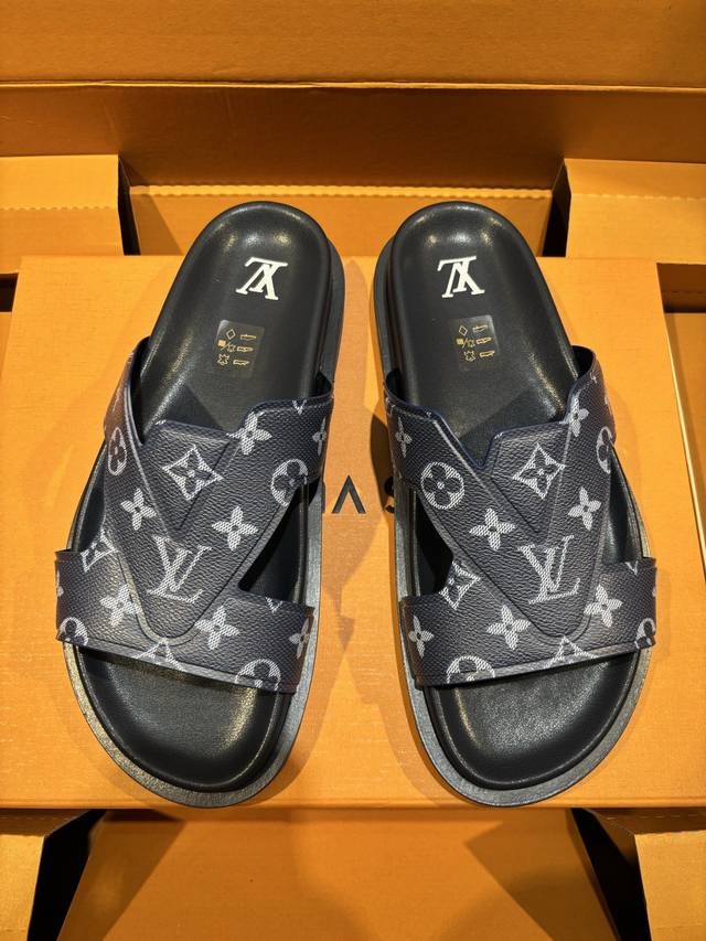 本款 Lv Oasis 凉拖 取材 Monogram小牛皮5D打印工艺，Lv标志性印花，时尚简约，搭配轻柔原版鞋底超软Pu大底组合成就夏日惬意体验、拼色高级感超