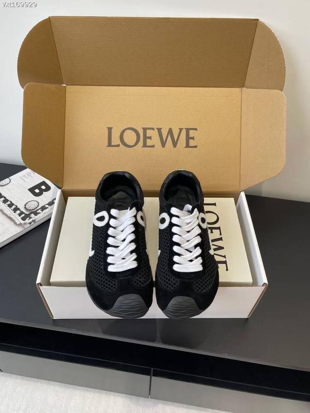 实价： Loewe 25Fw New Arrival～ 罗意威2025早春新款情侣款运动鞋 Loewe这款芭蕾运动鞋超火超可爱哦！ 鞋面采用牛皮+布料拼接+系带