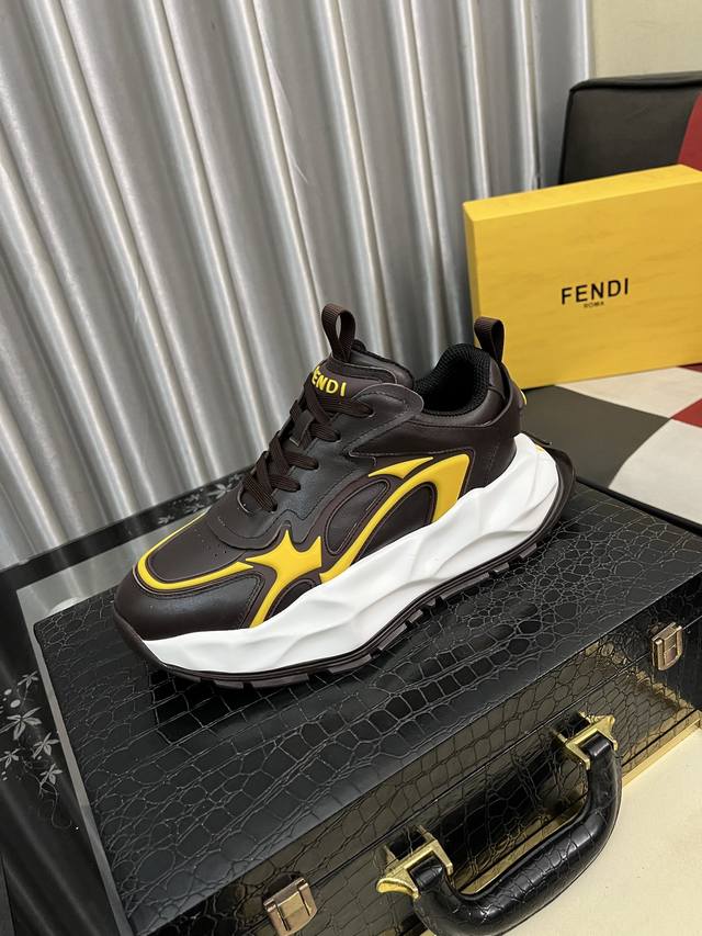 出厂价Pp： Fendi 芬迪经典舒适男士，这款复杂的运动鞋是由柔软的小牛皮真皮内里原版超轻橡胶材质粗纹大底 这种独特的轻薄风格适合这个季节的随意而精致的感性，