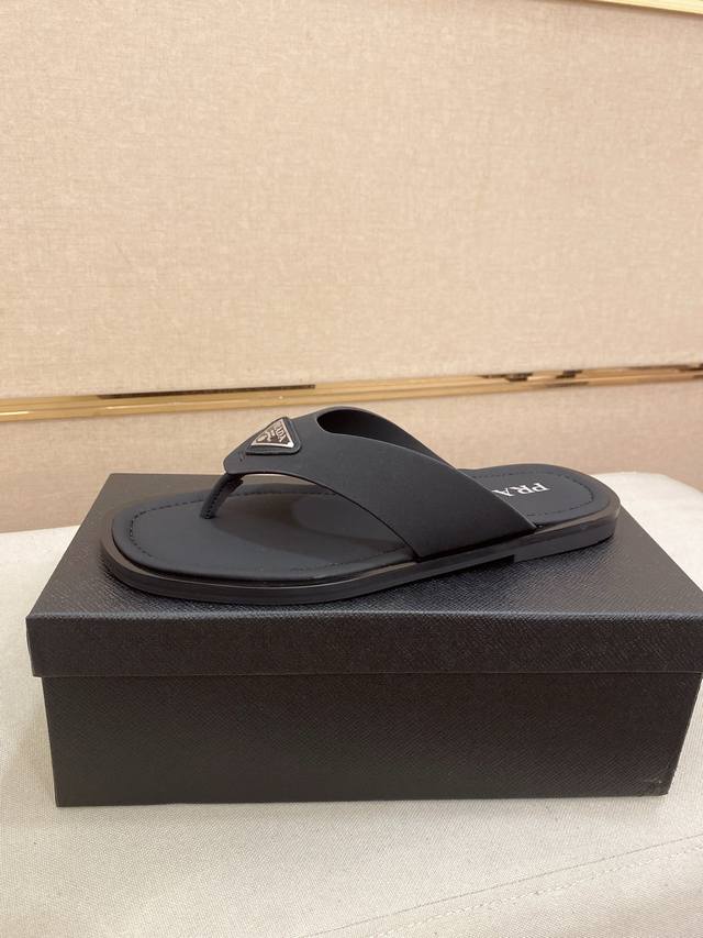 工厂P价 Prada 拖鞋 顶级代购 男士春夏拖鞋专柜同步 鞋面意大利进口牛皮搭，标志图形高品质工艺，鞋底：原厂特供原版底，独家活动成型底超级舒适，原厂跟单货，