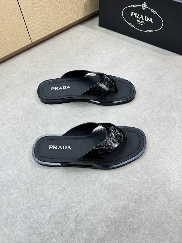 出厂价P 实价 Prada 普拉达-拖鞋顶级代购 男士春夏拖鞋专柜同步 鞋面意大利进口牛皮搭，标志图形高品质工艺，鞋底：原厂特供原版底，独家活动成型底超级舒适，