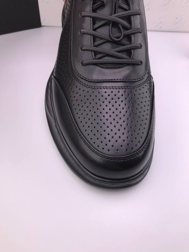 Prad* 进口小牛皮 超轻发泡底 高档男鞋 意大利小牛皮 全打孔 透气排汗，皮纹清晰 细腻 色泽均匀 质感一流 高品质发泡底 柔软轻便 质感强烈 极致脚感 松