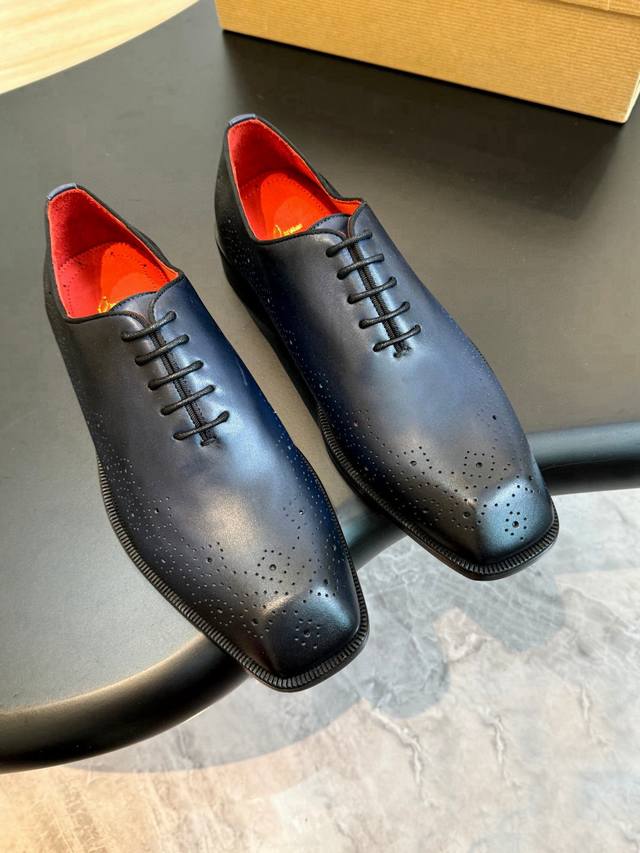 Christia*.Loubouti*高端男士商务正装皮鞋，原版真牛皮大红底，意大利进口牛皮大底，头层牛皮，水染牛皮内里，高端奢华。 元 Size：39-44