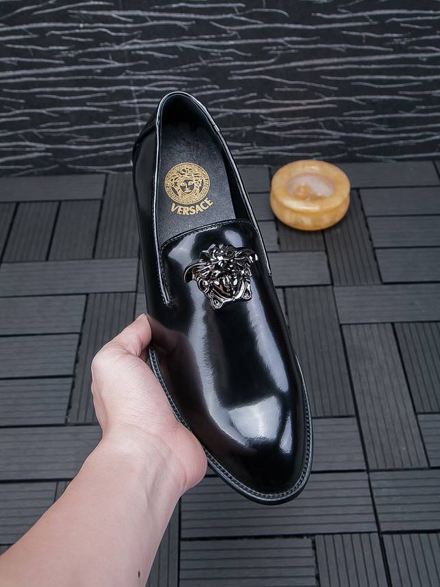 实价 Verace 范思哲男士四季商务、驾车、休闲套脚皮鞋，最新元素潮爆全球，官网火爆热卖，官方原版版本，专柜爆款，鞋面意大利进口原版头层小牛皮性感美灶莎头像金