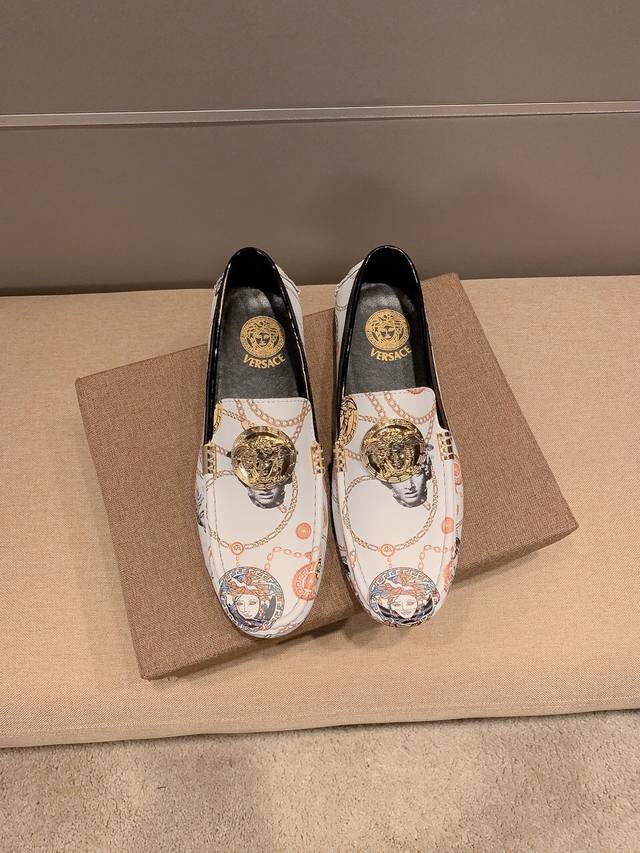 Versace 范思哲 时装周走秀款，鞋面进口牛皮+吸汗透气不掉色穿着舒适羊皮内里，超滑质感，吸汗透气 ，鞋身Logo美杜莎头像代表高级工艺标志，低调大方，上脚