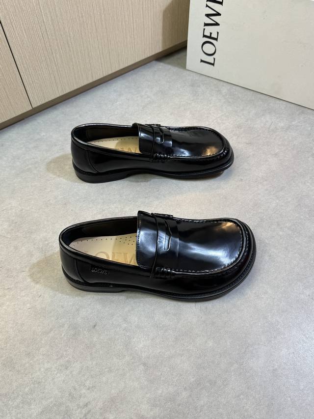 Loewe 罗意威 -高端品质 原单正装皮鞋 -鞋面：进口开边珠小牛皮、鞋丹手工串缝马克线、鞋身车缝空压品牌Logo皮标、品牌横担装饰 -内里：水染牛皮 -大底