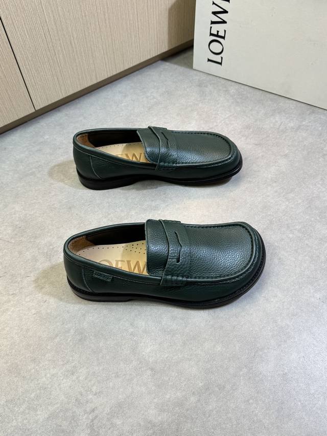 Loewe 罗意威 -高端品质 原单正装皮鞋 -鞋面：进口荔纹小牛皮、鞋丹手工串缝马克线、鞋身车缝空压品牌Logo皮标、品牌横担装饰 -内里：水染牛皮 -大底：