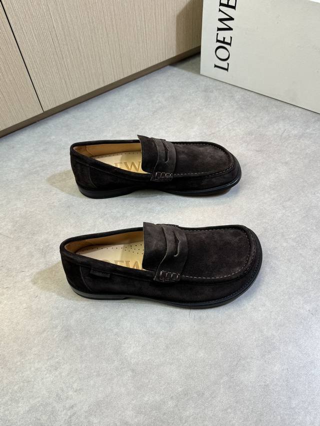 Loewe 罗意威 -高端品质 原单正装皮鞋 -鞋面：进口反绒小牛皮、鞋丹手工串缝马克线、鞋身车缝空压品牌Logo皮标、品牌横担装饰 -内里：水染牛皮 -大底：