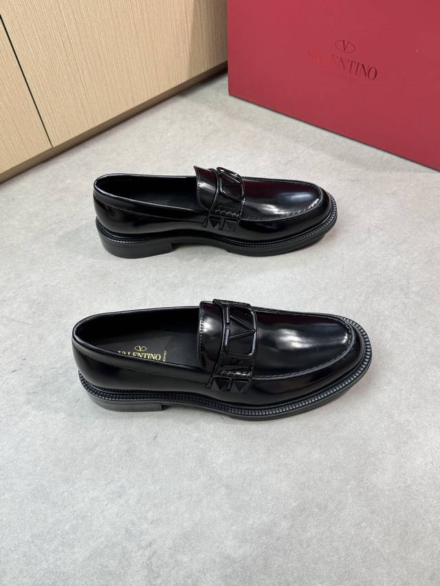 Valentino 华伦天奴 -高端品质 原单正装皮鞋 -鞋面：进口开边珠小牛皮、鞋丹外合车缝线、品牌金属扣件横担装饰 -内里：水染牛皮 -大底：超轻真皮 橡胶
