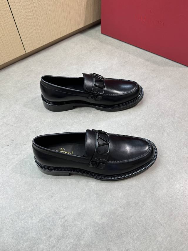 Valentino 华伦天奴 -高端品质 原单正装皮鞋 -鞋面：进口纳帕小牛皮、鞋丹外合车缝线、品牌金属扣件横担装饰 -内里：水染牛皮 -大底：超轻真皮 橡胶