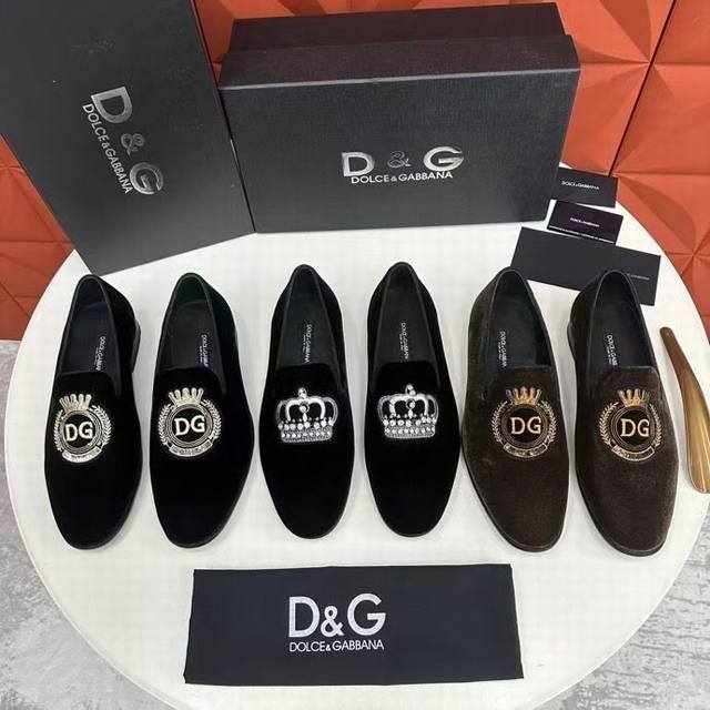 D&G Ariosto系列莫卡辛便鞋 男士乐福鞋皮鞋 以全新版本创意呈现。电脑绣花D G皇冠Logo标志性标牌装饰别具一格。 风格优雅考究，鞋面电绣皇冠Dg徽标