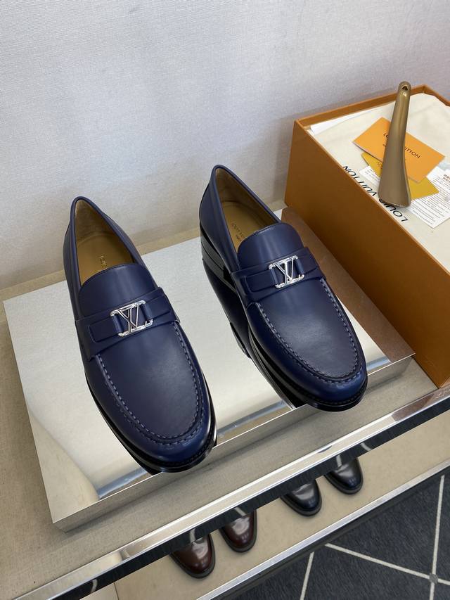 L*V 独家高品 时尚正装皮底 正码：39一44， ： 经典款小皮鞋型！货！ 重金打造模版小牛皮压荔纹，并非市场现成材普通材料！ 顶级手工艺 意大利全面进口原皮