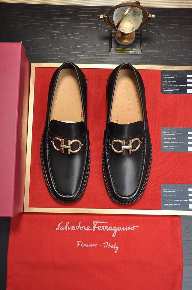 出厂价P Ferragamo 菲拉格幕 高端牛里 新款 Ferragamo* 顶级版本 菲拉格幕经典正装皮鞋！选用进口原版牛皮，内里头层舒适牛皮内里！原版耐磨橡