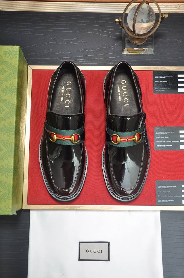 出厂价P 意大利顶级奢侈男鞋巨头 Gucci 古奇 全牛皮内里 新款报到原汁原味的欧式风格 赏心悦目为了让鞋子更加耐用不变形制作继续沿用传统做法 但仍然不乏创新