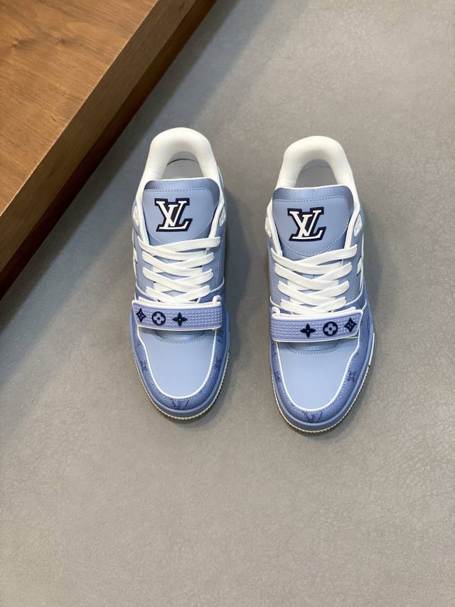 Lv Trainer 新款男士运动鞋出货 本款 Lv Trainer 运动鞋糅合织物网格面料和丝绒粒面牛皮革鞋面，采用碰撞色彩与材质反差，巧妙展现复古篮球鞋的灵