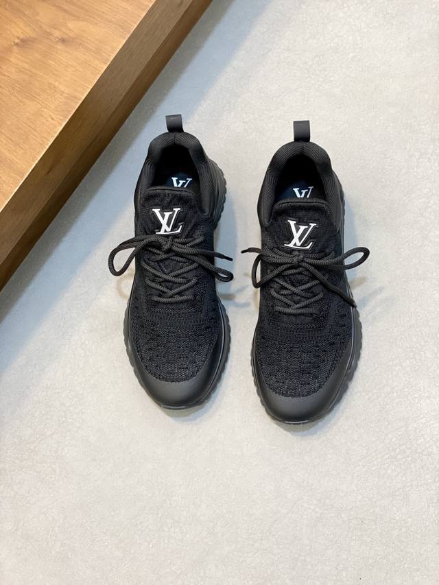 L 本款 Beverly Hills 运动鞋选取质感 Monogram飞织面料 鞋面Logo滴胶工艺，点题 男士系列风尚。进口Ip发泡大底 雅致鞋面与动感超轻橡