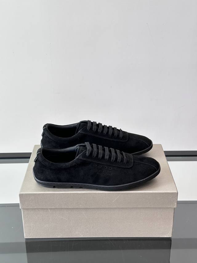 Giorgio Armani 运动鞋甄选绒面羊剖层革制成，触感柔软，在取出鞋垫后可以轻松折叠收纳。这款运动鞋出自 Gyo 系列，灵感源自 Armani 标志性的
