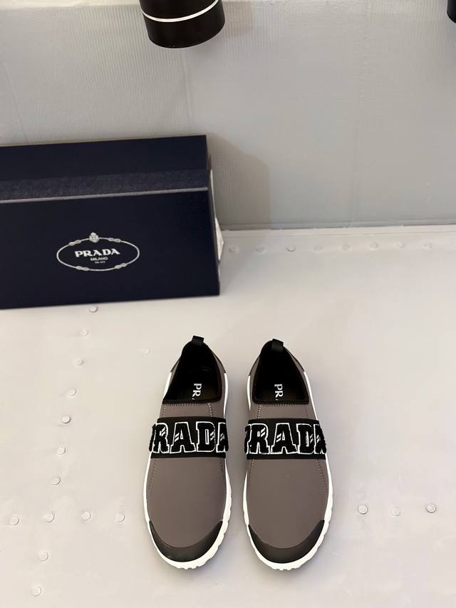 Prada 普拉达 Size 39~44 45.订 从侧面看不管多大尺码都非常长 上脚效果比我想象中 的惊艳, 增高效果也更好 随之而来的代价就是鞋子巨硬巨沉，