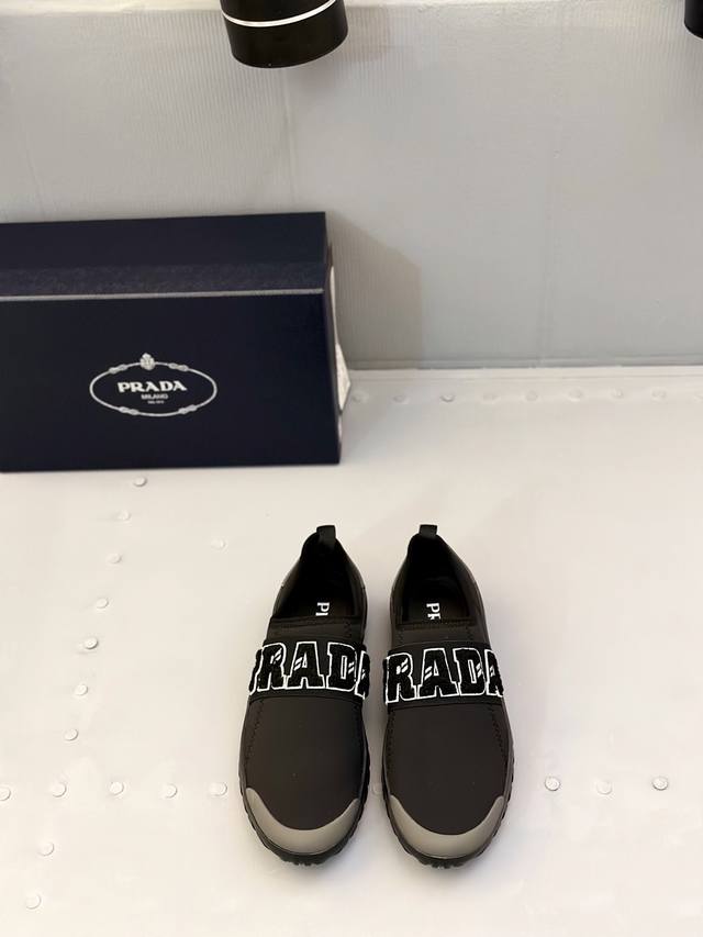 Prada 普拉达 Size 39~44 45.46. 订 从侧面看不管多大尺码都非常长 上脚效果比我想象中 的惊艳, 增高效果也更好 随之而来的代价就是鞋子巨