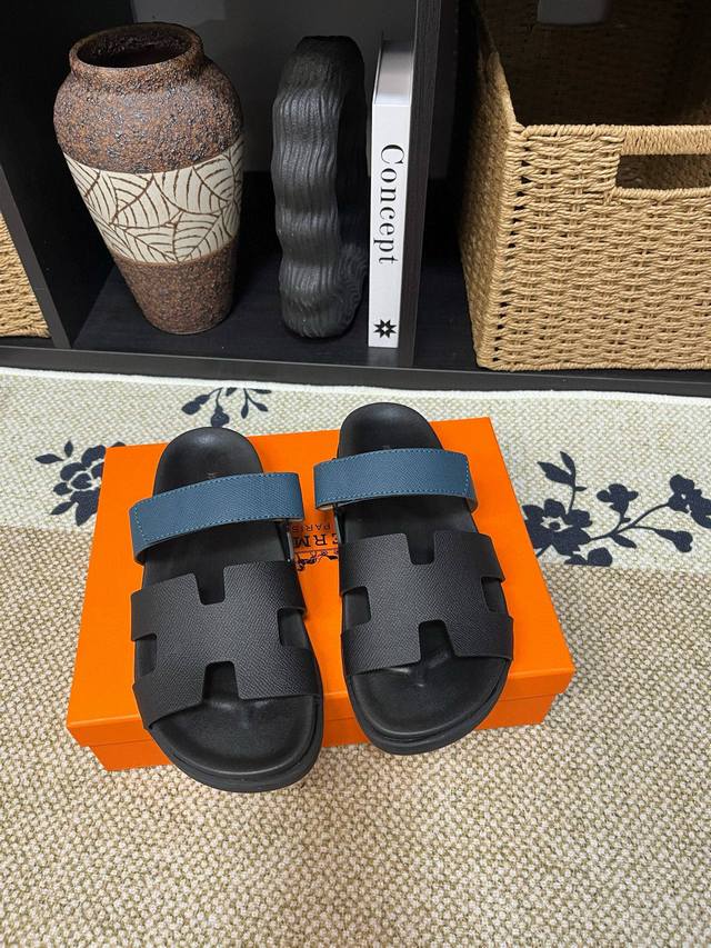 Hermes男士 Kazimir拖鞋-顶级品质 编织饰若和小牛皮机能凉鞋，以“H”标志性图案为灵感的交织鞋面打造休闲造型，可谓夏日良伴。 进口牛皮+牛皮内里+T