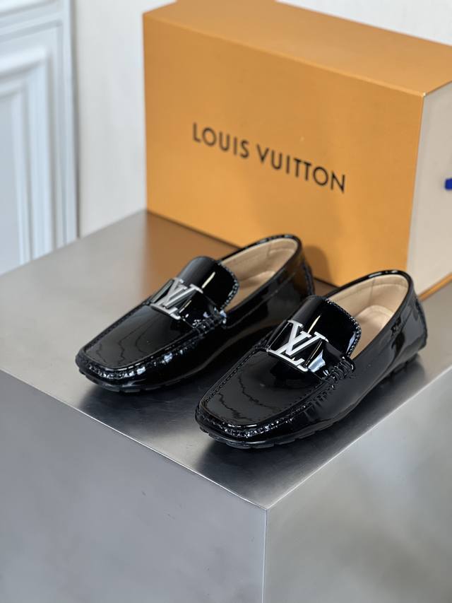 新品 Loui*V～Monte Carlo驾车鞋，豆豆鞋！ 身披粒面牛皮革品牌字母标识回归视野。经典管状鞋型搭配无内底设计，辅以细橡胶粒外底令舒适感持续升级。