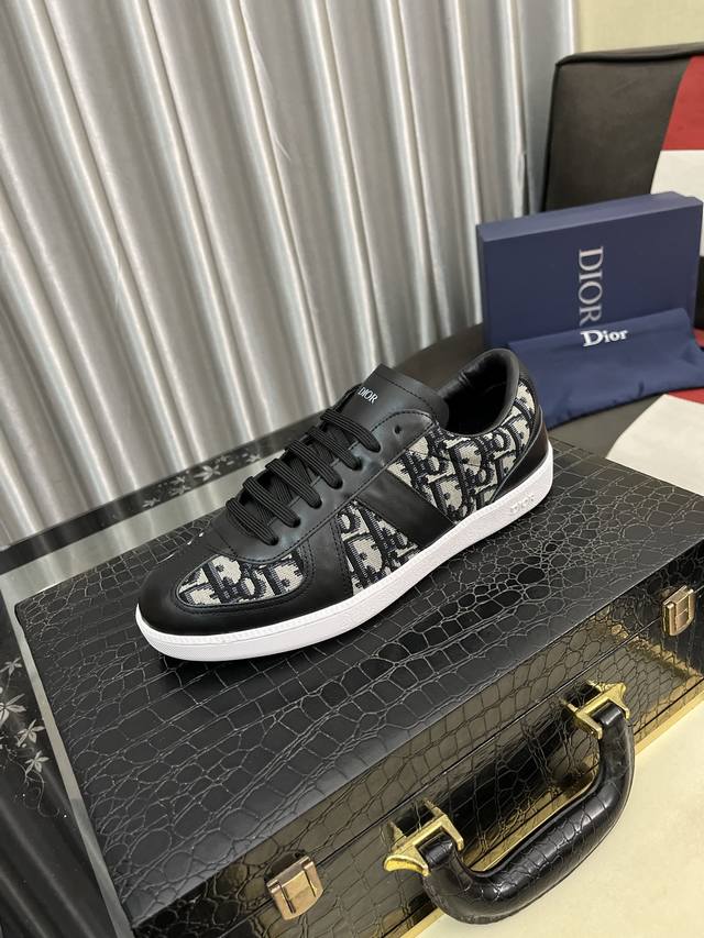 出厂价Pp： 迪奥Dior* 最新爆款休闲鞋，顶端品牌 奢侈～代购，顶级～质量。 鞋面選用进口透气牛皮搭配材质透气羊皮垫脚 精细做工。原版个性时尚柔软橡膠耐磨大