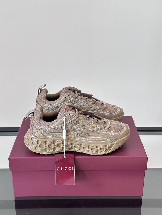 Gucci秀款男鞋 Cub3D科技感十足 脚感也很棒啊 这个设计真的很前卫。Gucci新款运动鞋创新科技Demetra与网眼面料侧面与鞋底全互扣式双G Logo