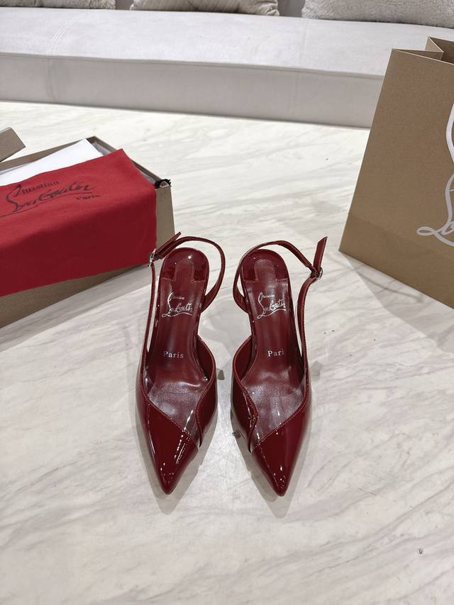 顶级版 原版盒 Christian Louboutin 2025S原版开发顶级Cl漆皮后空凉鞋 材质：头层高光小牛皮Pvc 内里：粒面珠光羊皮里 大底：原版进口