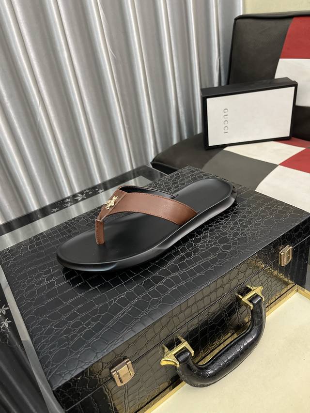 出厂价Pp： 古奇-Gucci拖鞋，鞋面材质Eva技术，压印品牌Logo，Eva发泡私模大底，细节完美，尽显大牌风范，休闲宽松舒适型，高品质精品，必入收藏款哦！