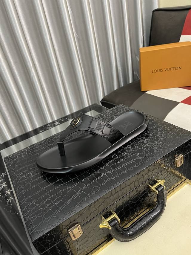 出厂价Pp： Lv-路易威登 新品男士凉拖鞋，高端精品，鞋面精致压花Logo装饰，精细做工，鞋底超软，休闲宽松舒适型，夏季必入哦！ Size：38-443色可选