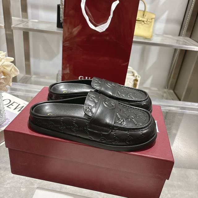 带有双 G 标志的女式穆勒鞋包头拖鞋 这款多功能设计结合了品牌的传统与现代感，展示了一个压印的双G标志，增添了一丝标志感。采用Gg麂皮制成，这双穆勒鞋提供了一种