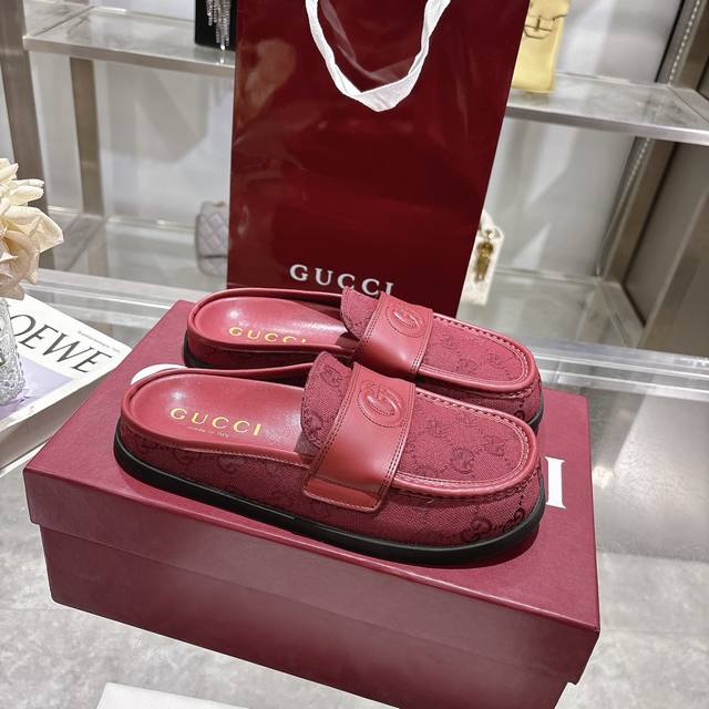 带有双 G 标志的女式穆勒鞋包头拖鞋 这款多功能设计结合了品牌的传统与现代感，展示了一个压印的双G标志，增添了一丝标志感。采用Gg麂皮制成，这双穆勒鞋提供了一种