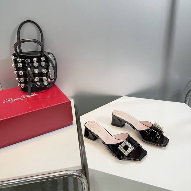顶级品质Roger Vivier24夏季新款粗跟钻扣Rv拖鞋！本款Tres Vivier 钻扣漆皮穆勒鞋以漆皮手工制成，鞋面上点缀闪钻的经典饰扣。粗跟平稳舒适，