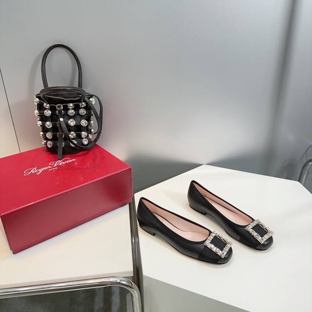 顶级品质Roger Vivier24春夏新品平底钻扣单鞋！从Belle Vivier系列汲取灵感， TrèS Vivier系列增添设计新意，成为备受喜爱的新Ic