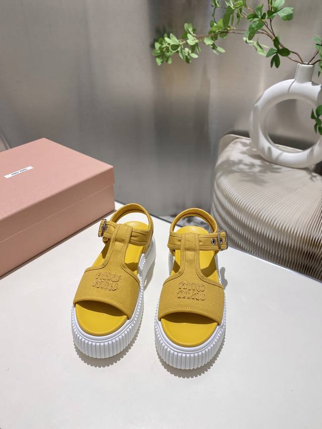 Miu Miu 2025春夏新款松糕厚底帆布罗马凉鞋.质感非常高级 厚底设计非常容易驾驭穿搭 各大网红推荐！鞋面采用定制进口高密度帆布，内里垫脚羊皮，鞋底原版开