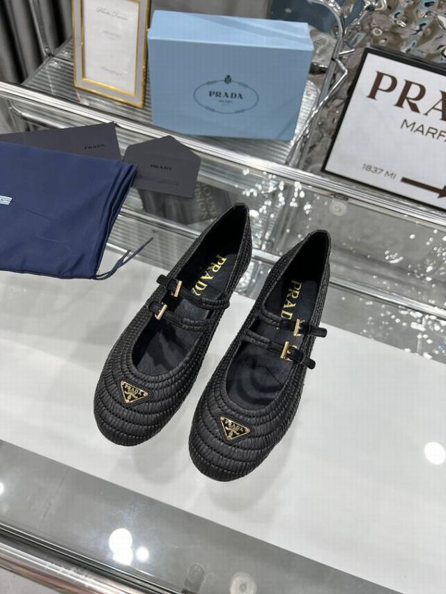 Prada夏季新款 草编鞋 Prad夏日限定Prada草编鞋 这次带来是芭蕾鞋廓形以崭新季节性视角重新诠释经典。Prada夏日风格彰显品牌不断演进的美学柔和解构