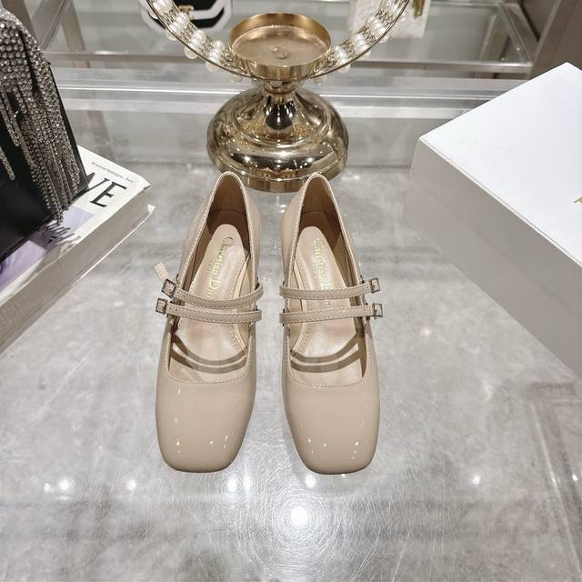 迪奥新款玛丽珍单鞋 原版开模五金扣件，好精致啊，小方头时髦复古！整一个富家千金的味道！方跟设计加珍珠点缀好高级，脚背双带款式更有气质 牛漆皮鞋面 羊皮内里 牛皮