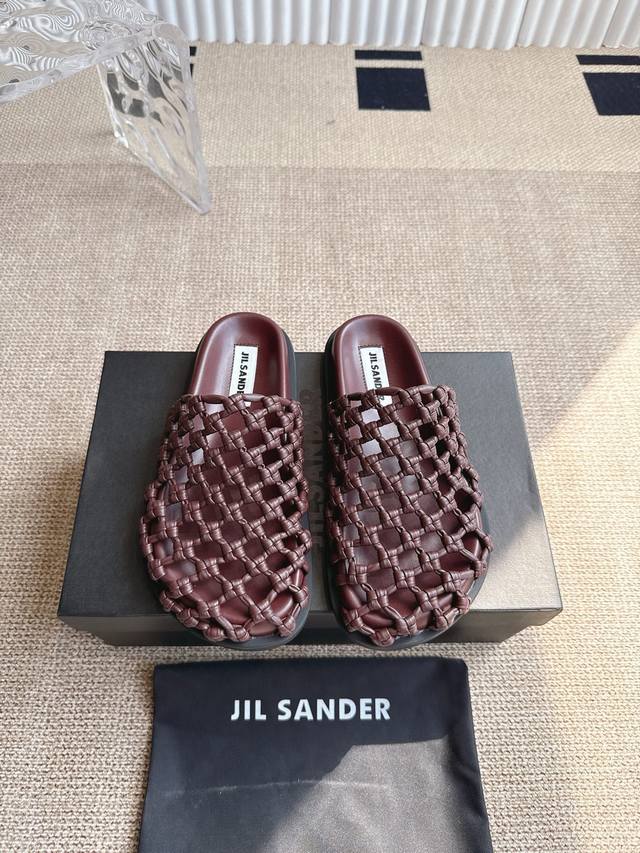 Jilsander 2025春夏新款编织包头拖鞋 设计亮点：极简编织绳结+镂空工艺，解锁慵懒高级感，搭配牛仔裤 连衣裙皆可，通勤约会随心切换 品质控必入！小众设