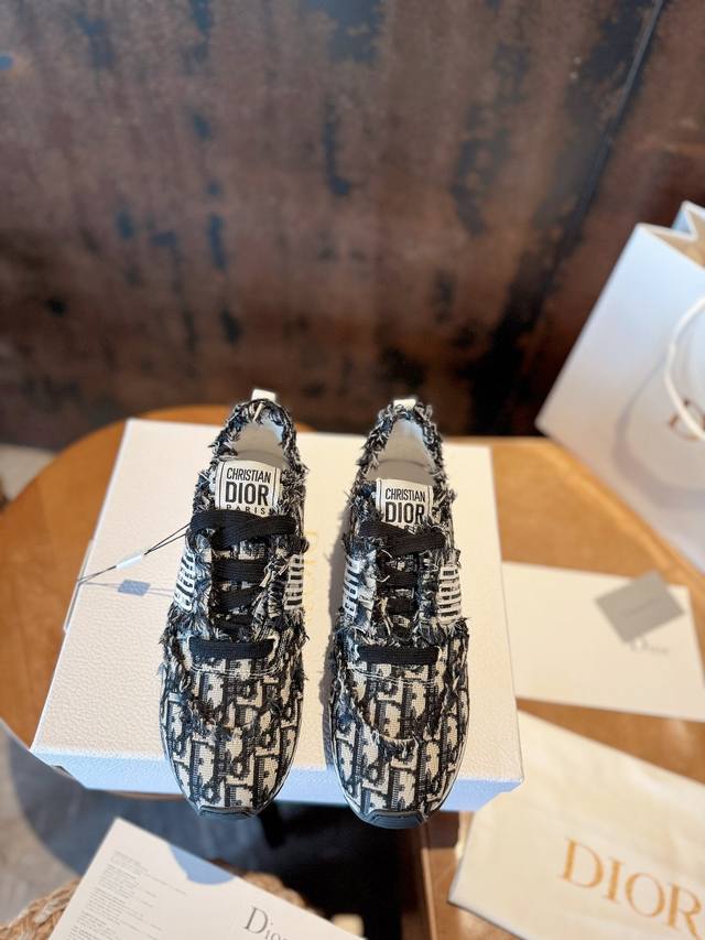 高版本.原版购入开发 重工型H Or 这款Dior Vibe迪奥平底休闲鞋融入 Dior 的经典元素风格低帮休闲平底潮鞋板鞋单品 精心制作. 侧面饰以同色调 C