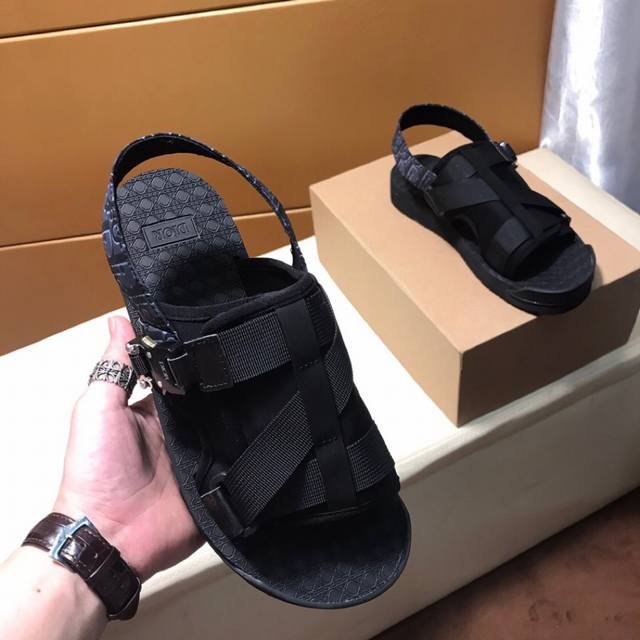 迪奥原单品质，官网原版1:1. 新品男士休闲凉拖鞋, 原版皮字母织带搭配制作，高端品质, 原版大底宽松舒适，百搭时尚单品！Size 38-44 内有全套包装