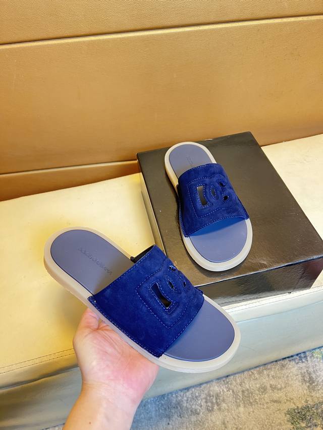 原单品质独家首发 杜嘉班纳～独特现代风运动鞋。休闲乐福原版皮 羊里 拒绝脱色磨脚 鞋底：原厂特供原版底，超酷 系带走路都带风风格设计 超舒服耐磨防滑原版底 。就
