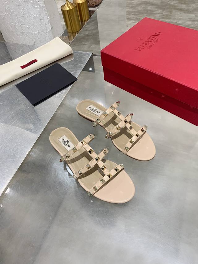 P直销 女鞋 女装 女鞋 女装 Valentino华伦天奴铆钉经典凉鞋 鞋面混种羊皮 内里垫脚混种羊皮 意大利黄牛皮大底纹路清晰与专柜一致 码数35-40 34