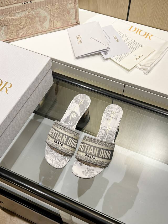 P直销 女鞋 女装 Di*R 春夏胶囊系列立体刺绣度假字母拖美爆的全新系列，暴走利器原版开发 全系列发售配最新 顶级全套包装 材质：鞋面对版、对色、对料，原版高