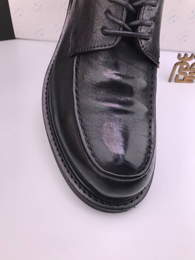 Prad* 水染植鞣牛皮 固特异底 硬汉翘皮鞋 进口植鞣牛皮 皮纹粗旷 浑厚 质感一流，色泽均匀 高档亮泽 舒适真皮里 固特异木根底 翘头工艺 脚感好 落地平稳