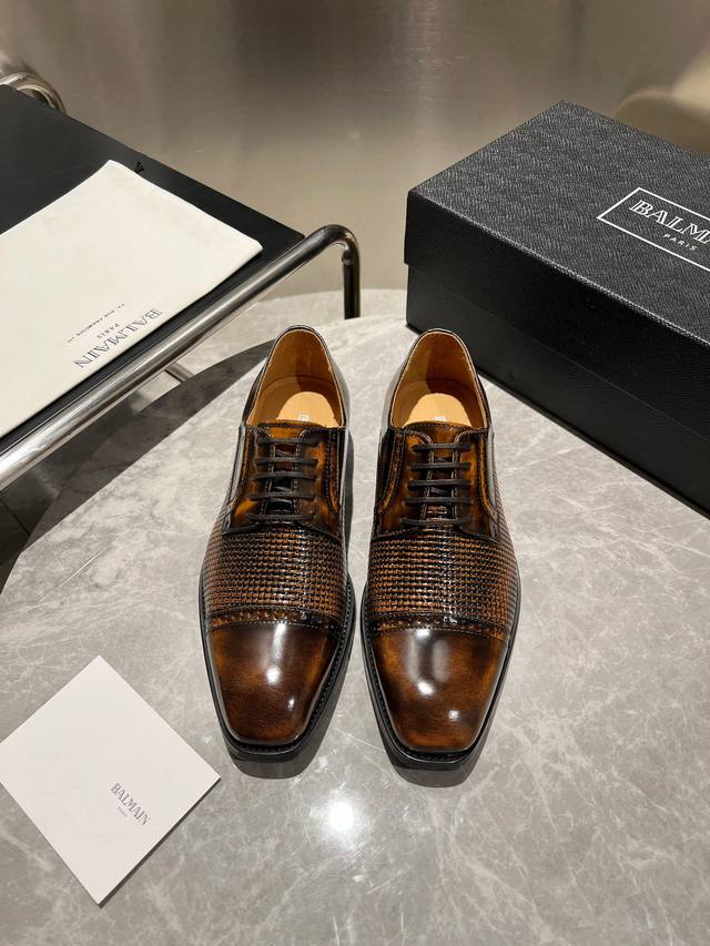 Balmain 巴尔曼 男士新款正装德比鞋 面料选用进口牛皮 内里进口水染牛皮 牛皮垫脚 真皮大底 后跟复合橡胶防滑耐磨 彰显高端奢华大气 大牌体验 舒适透气